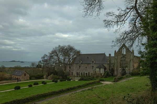 Comment organiser une visite des monastères perchés dans les montagnes du Bhoutan ?